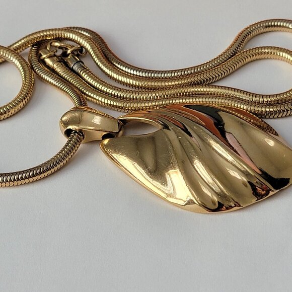 Vintage Signed Trifari Large Goldtone Pendant Necklace - Picture 5 of 9